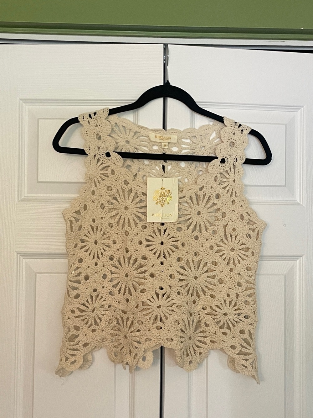 Crochet Floral Sleeveless Camisole in Cream